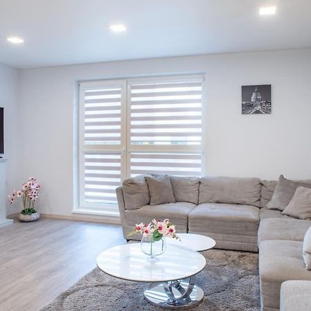 Luxurious Oak Park Apartment By Polo Apartments Каунас Экстерьер фото