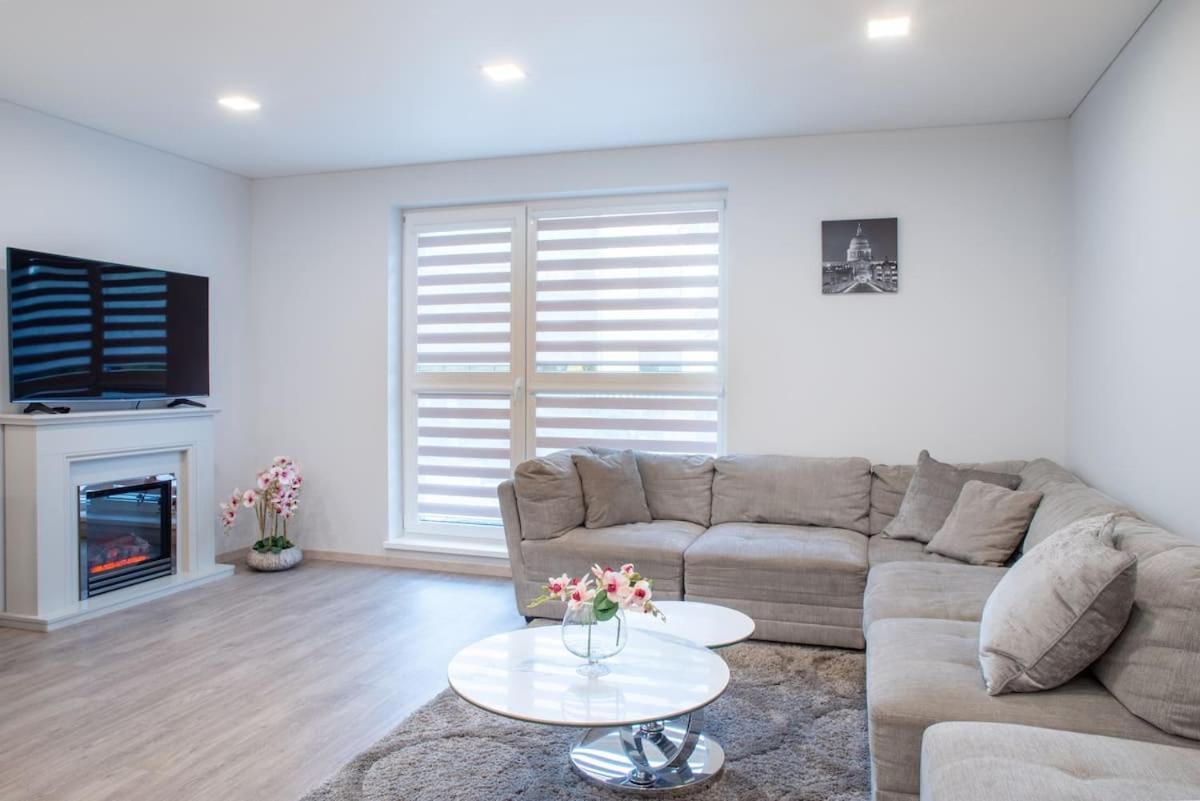 Luxurious Oak Park Apartment By Polo Apartments Каунас Экстерьер фото